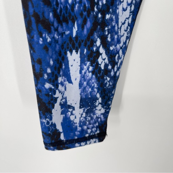 ALO Yoga Electric Blue Airbrush Snakeskin Python Print Leggings - Picture 5 of 10